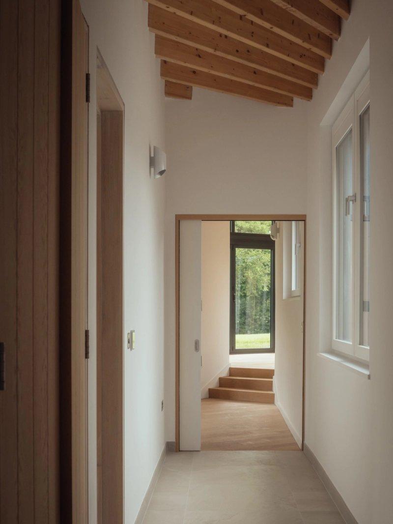 Contemporary hallway with exposed beams by Studio Bark